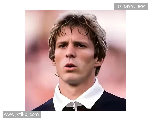 揭秘足球明星便衣身份背后的故事与传奇人生